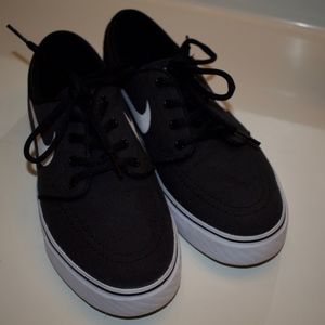 NIKE JANOSKIS